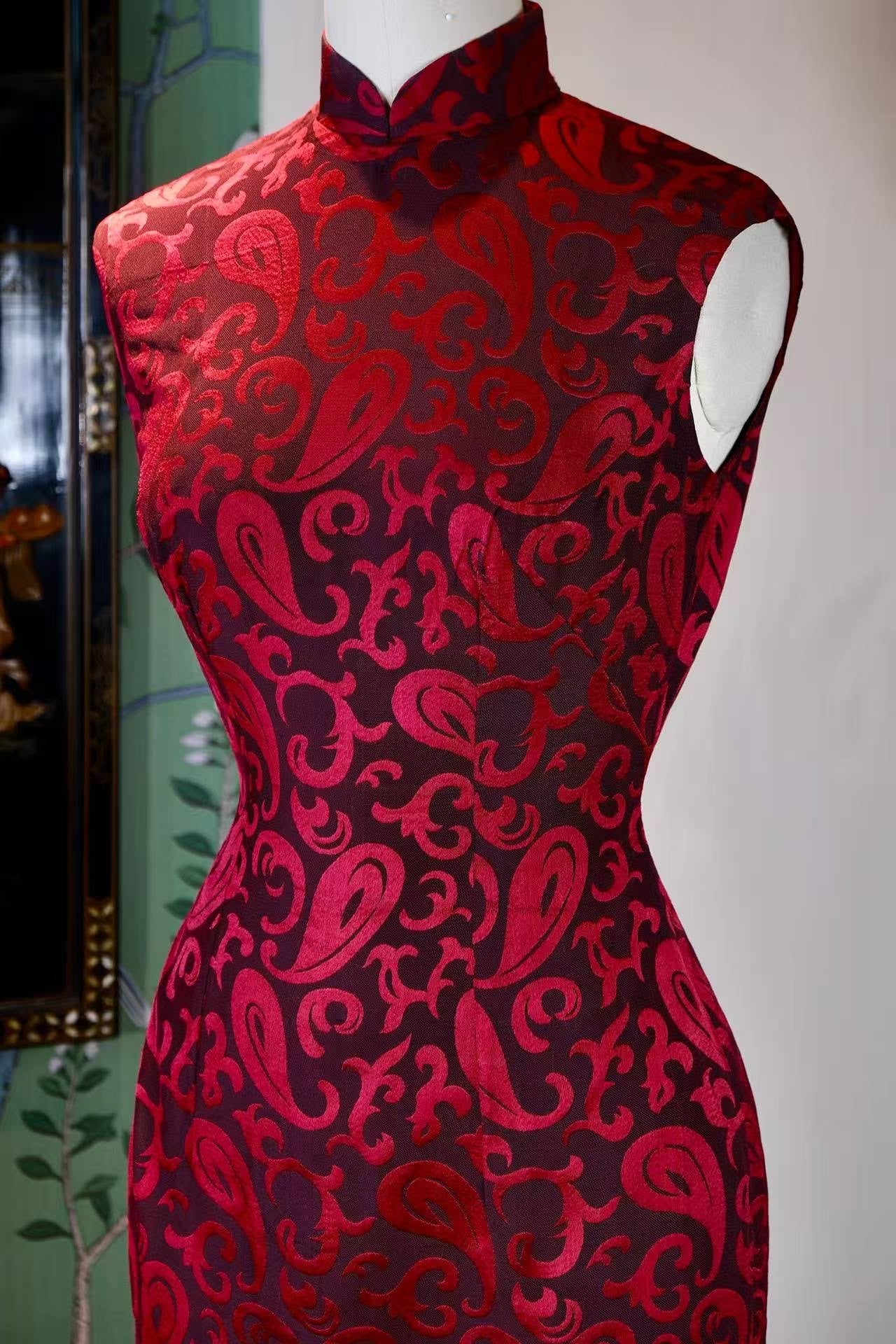 60年代 - 上世纪六十年代香江提花织锦旗袍 | 1960s - 1960s Hong Kong Jacquard Brocade Qipao: A Modern Symphony of Oriental Grace