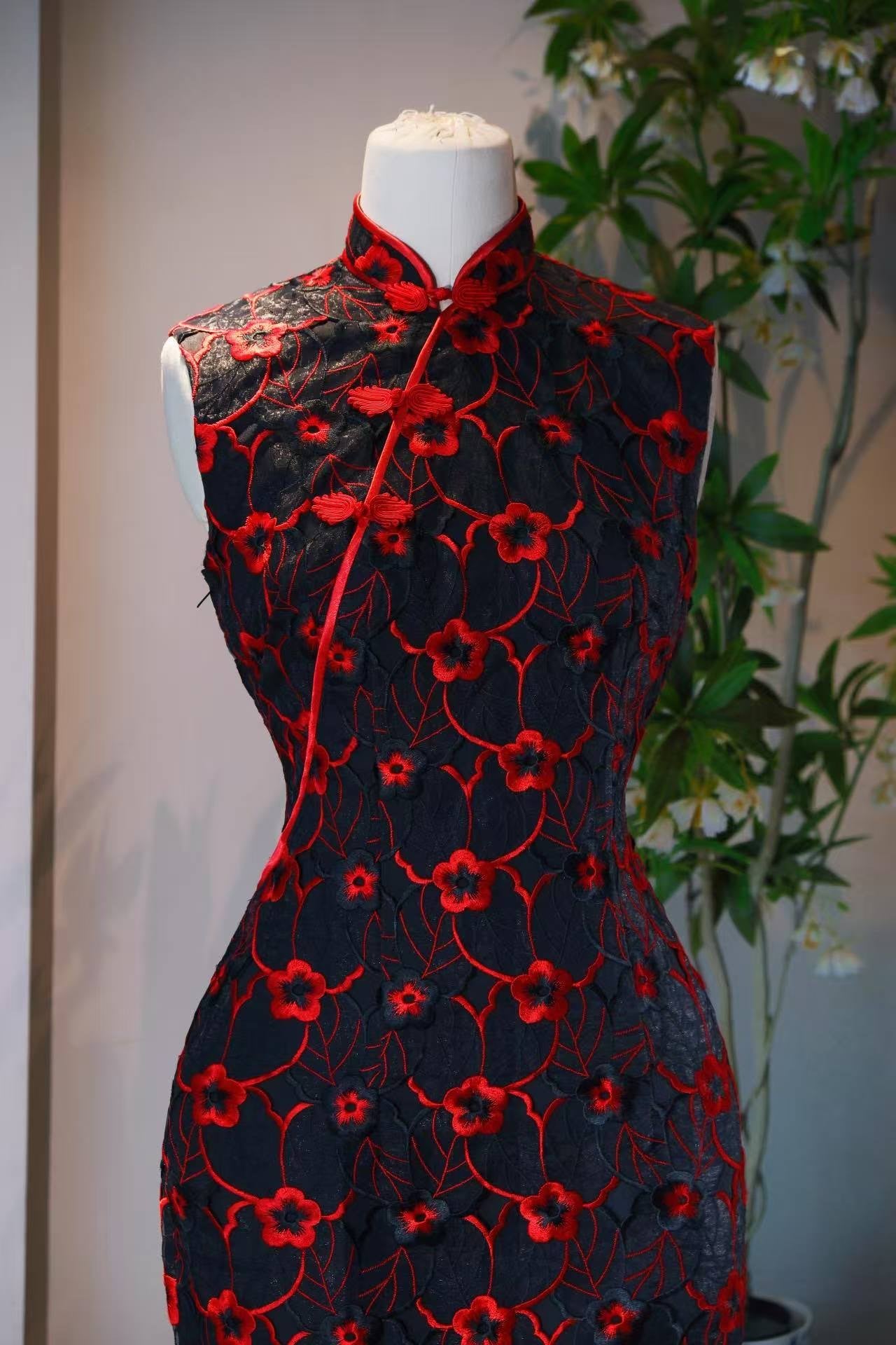 60年代 - 台湾产黑色蕾丝刺绣欧根纱斜襟古董旗袍 | 1960s - A Vintage 1960s Taiwanese Cheongsam in Black Organza with Machine Embroidery and Lace
