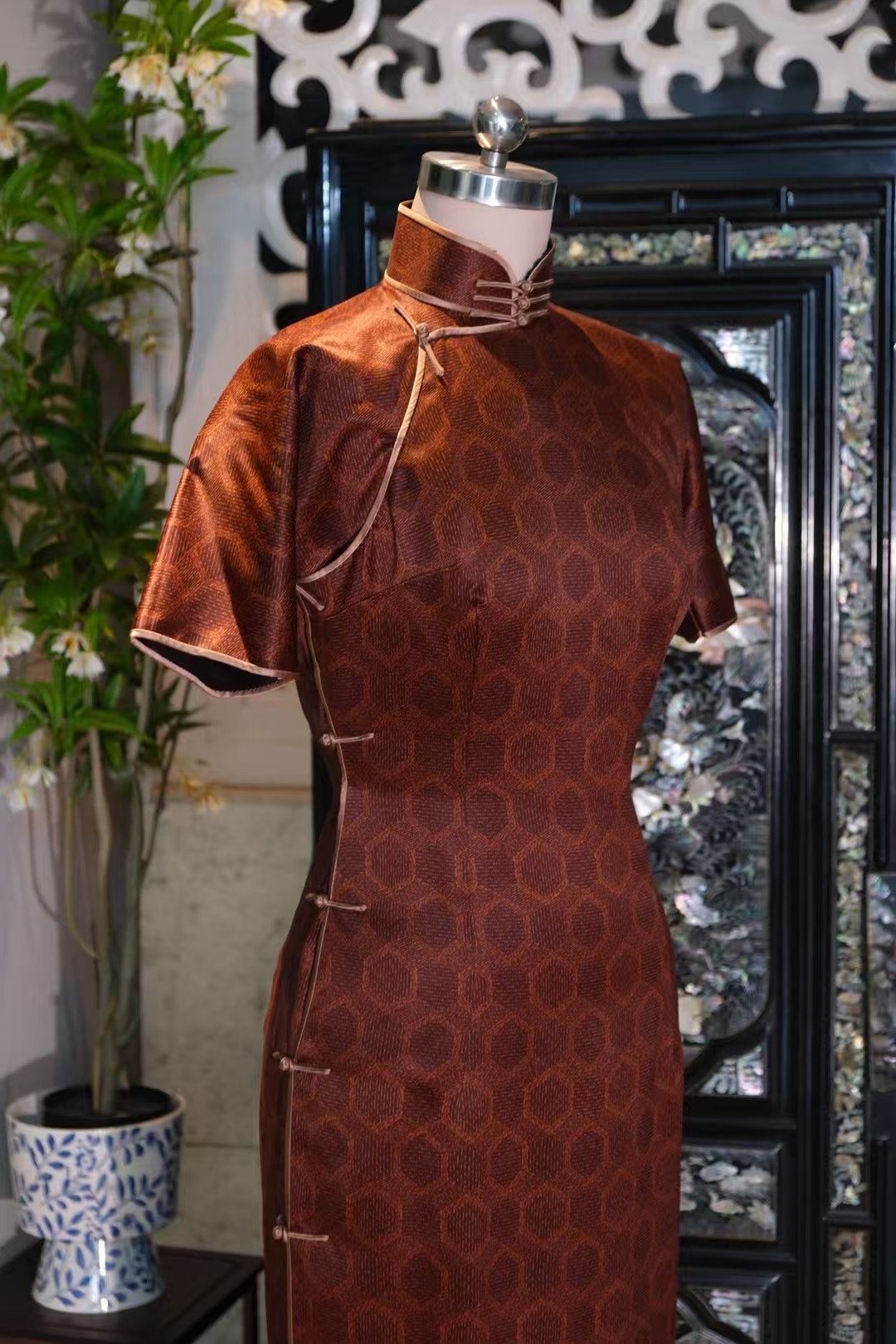 出售样衣 -《秋醉红霞·重磅皮子香云纱暗纹六合修身旗袍》 |  Sample Sale -《Autumn Dusk Crimson·The Hexagonal Brocade Qipao in 50 Momme Heavy Silk Shunde Mud Silk》