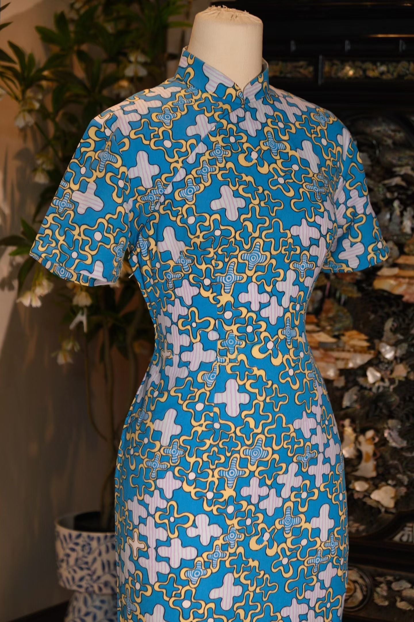 60年代 - 「天青波普」：一九六零年代几何十字云纹古董台湾旗袍（东方波普美学）/ 1960s - "Azure Pop Art": A 1960s Taiwanese Vintage Qipao with Geometric Cross and Cloud Motifs (Aesthetic of Oriental Pop)