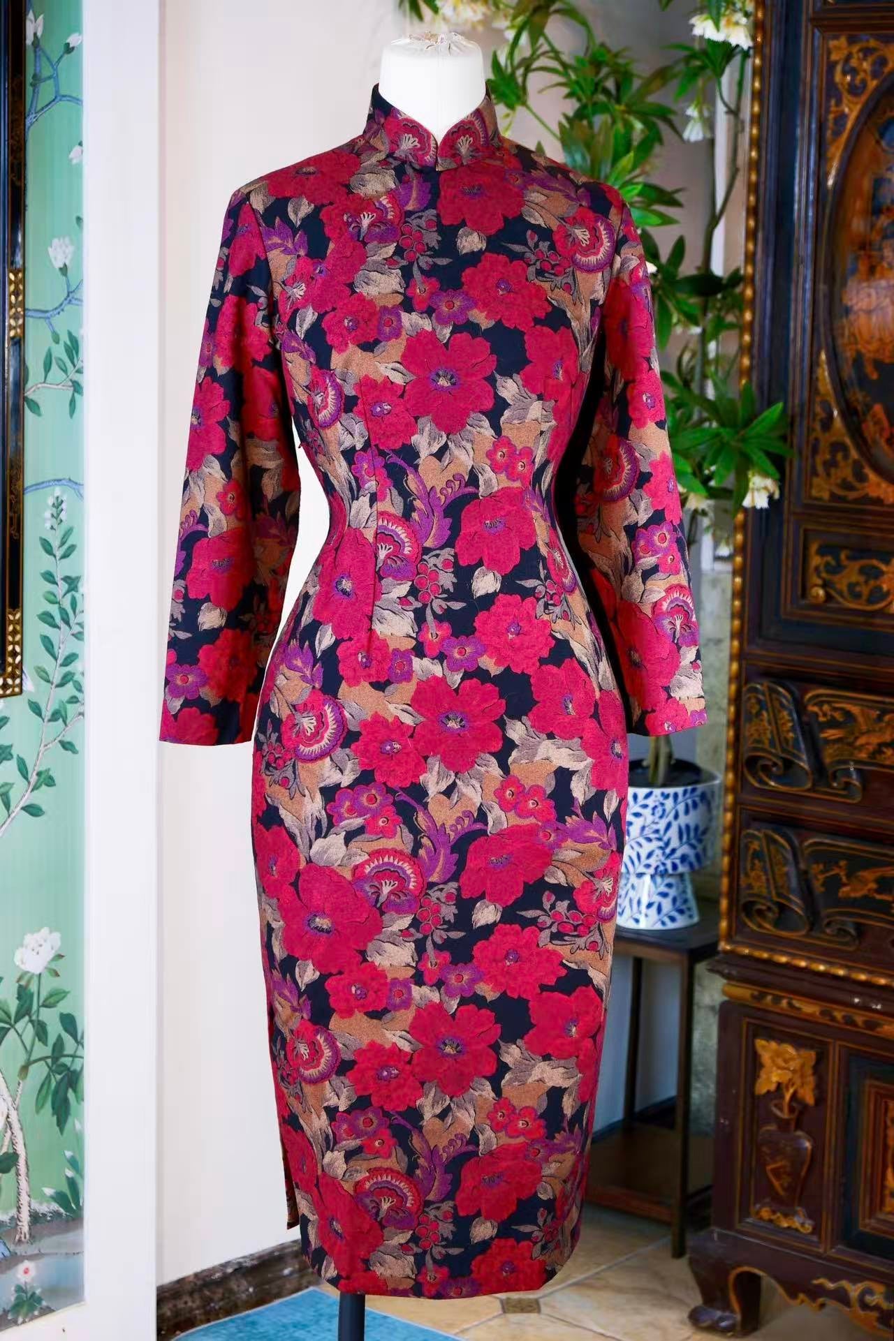 60年代 - 六十年代香港风华：深绀地“岭南花谱”印花羊毛丝绸混纺古董旗袍 — 维港记忆里的双重文化叙事 | 1960s - 1960s Hong Kong Elegance: A Vintage Wool-Silk Blend Cheongsam in Deep Navy with "Lingnan Botanical" Print — A Dual Cultural Narrative in the Memories of Victoria Harbour