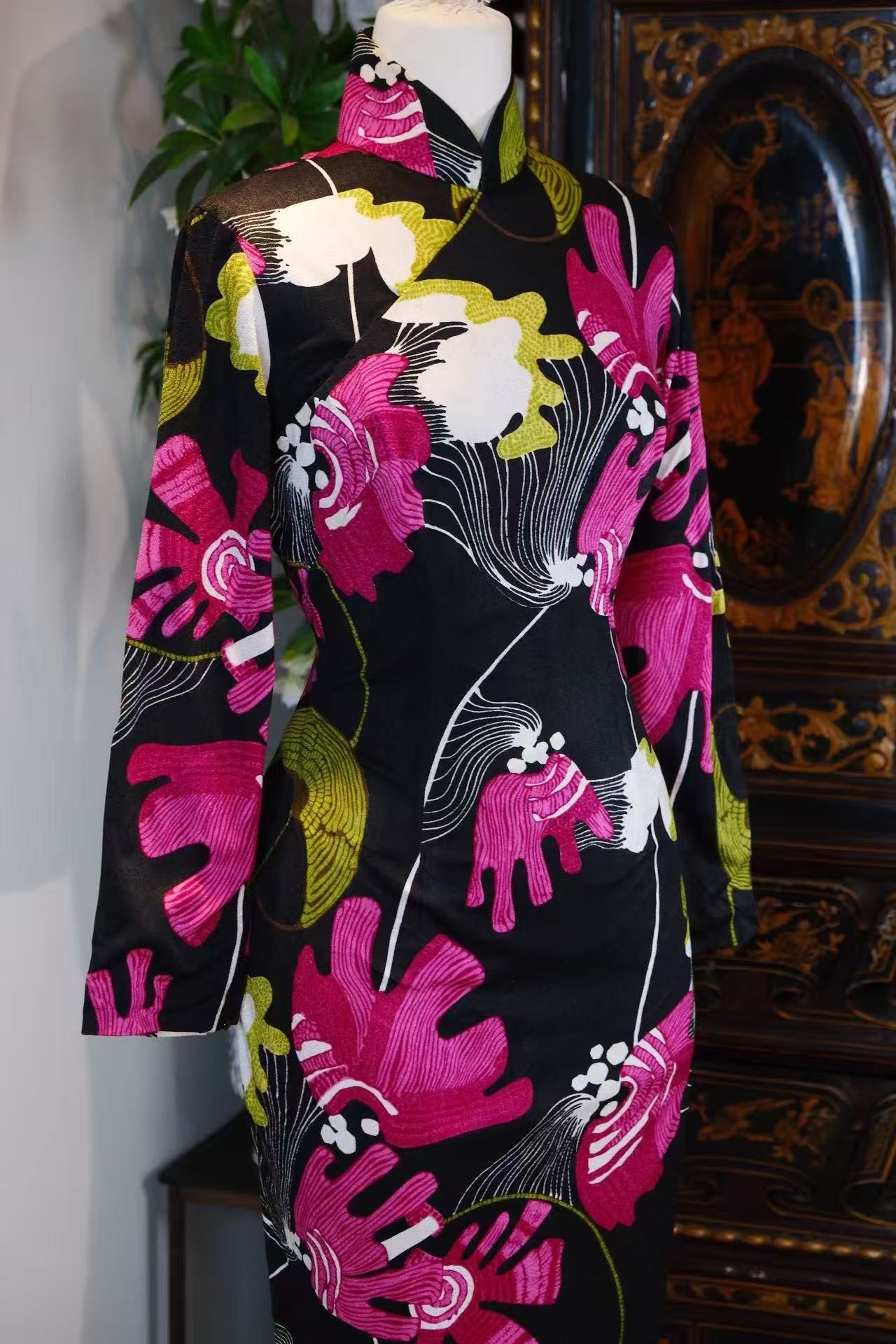 60年代 - 黑缎凝香·六十年代香江印花旗袍 | 1960s - Scent Condensed in Black Satin: 1960s Hong Kong Printed Qipao
