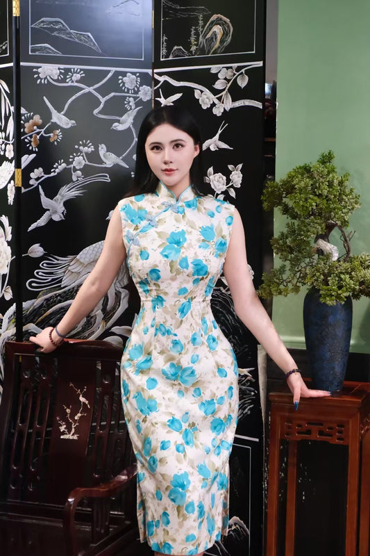 60年代 - 青花凝露 · 烟雨江南：六十年代淑女 · 冰雪蓝雏菊纹样棉布修身无袖旗袍 | 1960s - Blue and White Glaze, Dew Drops · Misty South of the Yangtze: 1960s Lady Style · Icy Blue Daisy Print Cotton Slim Sleeveless Qipao