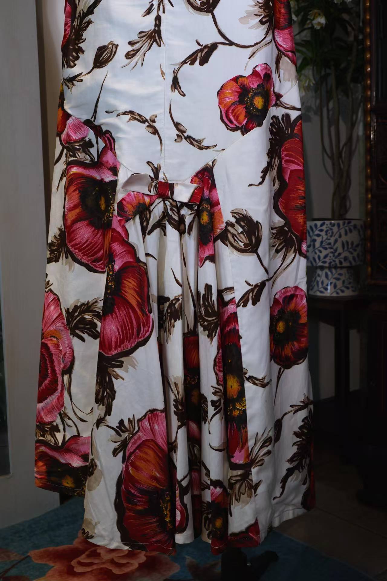 Vintage钉珠礼服 - 白缎朱华：六十年代香港手绘油画法绣钉珠礼服裙 | Vintage Beaded Dress - Crimson Blooms on White Satin: A 1960s Hong Kong Hand-Painted and Beaded Evening Gown