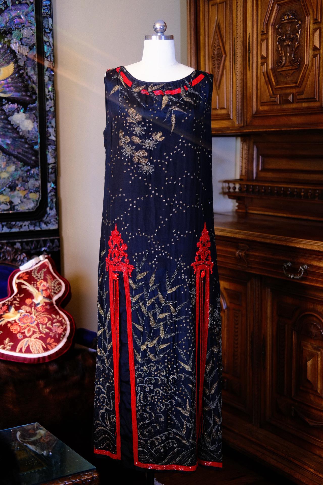星夜流金：民国二十年代真丝法绣古董裙的“东西合璧” | Gilded Starry Night: An East-West Fusion of a 1920s Silk French-Embroidered Antique Dress