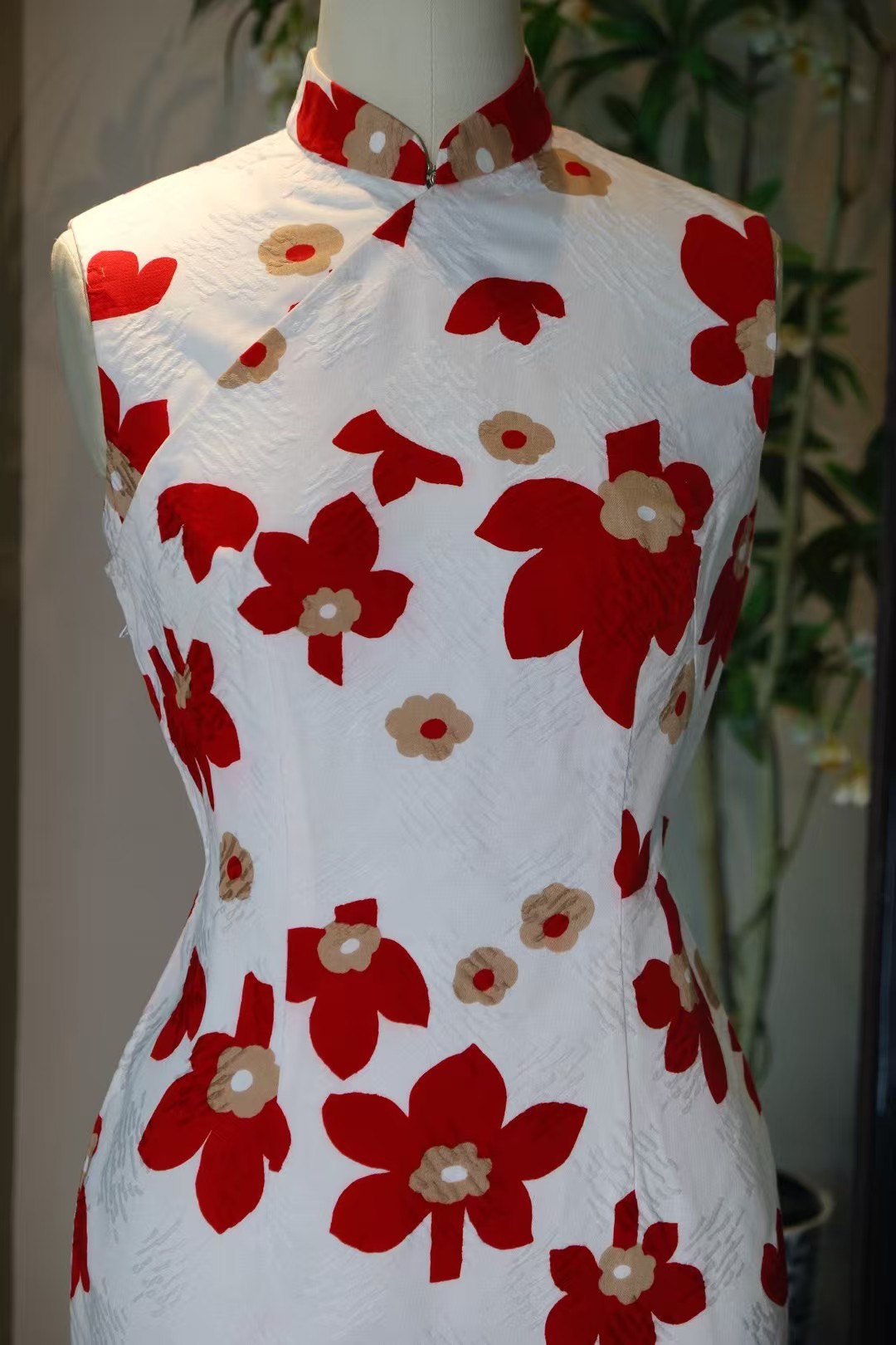 60年代 -《朱砂年华 · 摩登剪影》—— 1960年代东方美韵，白底热烈朱红印花港式古董旗袍 | 1960s - "Cinnabar Bloom · Modern Silhouette" — A 1960s Oriental Charm, White-Base Hot Red Print Hong Kong Vintage Cheongsam