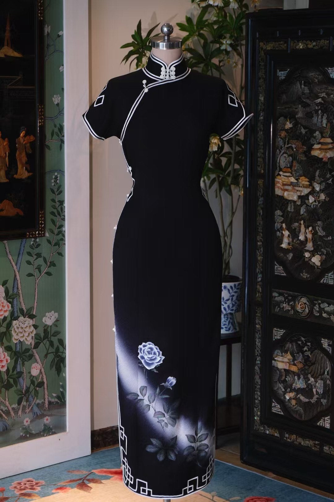 客订结缘 - 暗夜玫瑰：黑白水墨渐变印花长旗袍，配新中式几何白描滚边 | Customized Design- Midnight Rose: Black and White Ink Wash Gradient Long Cheongsam with Neo-Chinese Geometric Piping