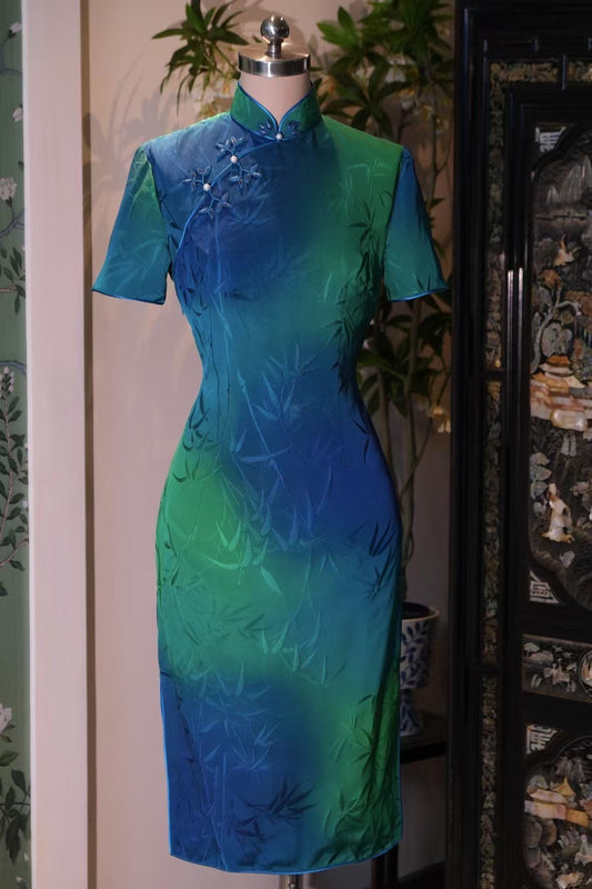 客订结缘 - 墨竹入画：青翠绿与宝石蓝渐变提花旗袍，配珠光手作盘扣 | Customized Design - Ink Bamboo Painting: Jade Green to Sapphire Blue Ombre Brocade Cheongsam with Pearlescent Frog Buttons