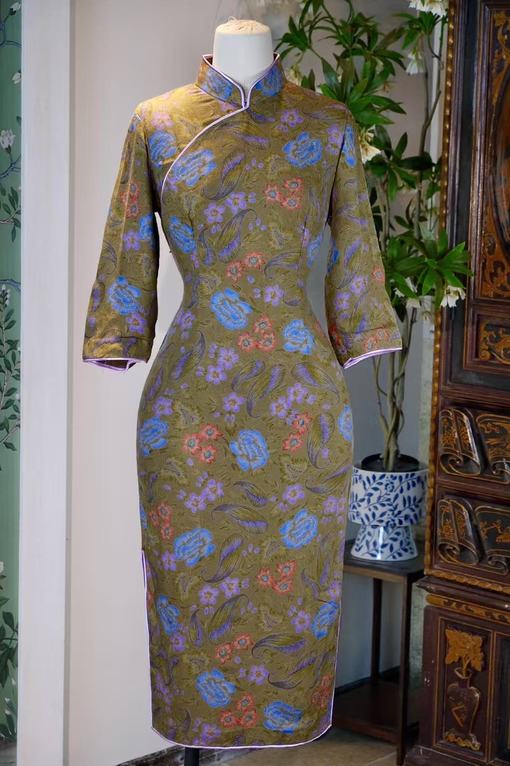 50年代 - 如意涡旋·秋香绿精纺羊毛蓝色牡丹紫色雏菊中西合璧古董旗袍 | 1950s - Ruyi Vortex: A Cross-Cultural Vintage Worsted Wool Cheongsam in Autumn-Incense Green with Blue Peony and Purple Mum Print