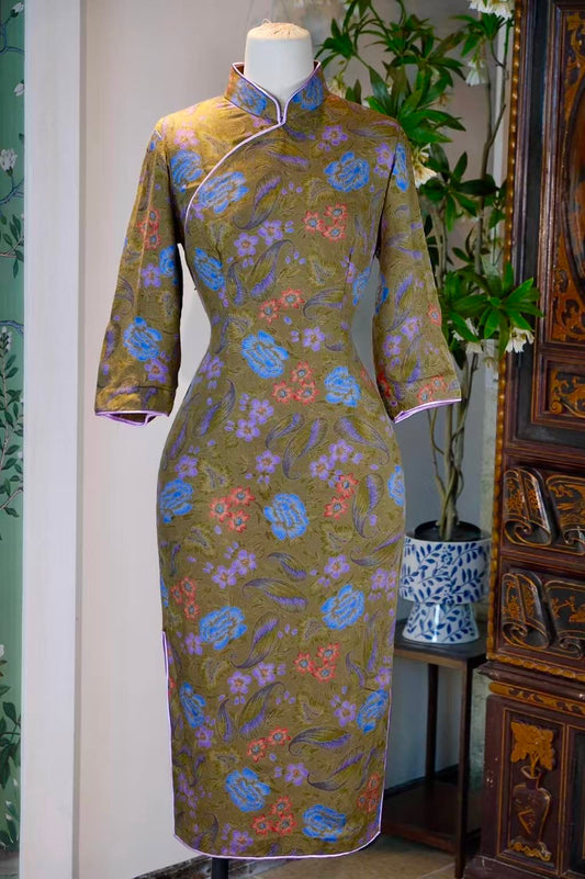 50年代 - 如意涡旋·秋香绿精纺羊毛蓝色牡丹紫色雏菊中西合璧古董旗袍 | 1950s - Ruyi Vortex: A Cross-Cultural Vintage Worsted Wool Cheongsam in Autumn-Incense Green with Blue Peony and Purple Mum Print