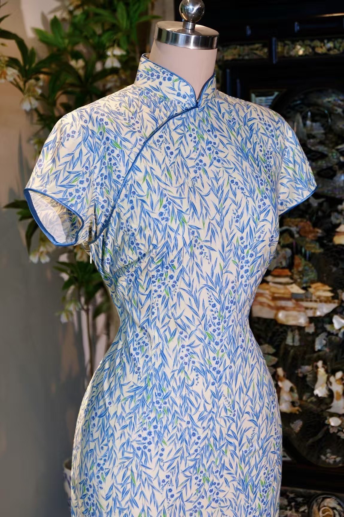 客订结缘 -「流苏穗影·竹韵青瓷」古董面料修身短袖旗袍 | Customized Design - "Willow Tassel Silhouette, Bamboo Rhyme Celadon" Antique Fabric Slim-Fit Short-Sleeve Qipao