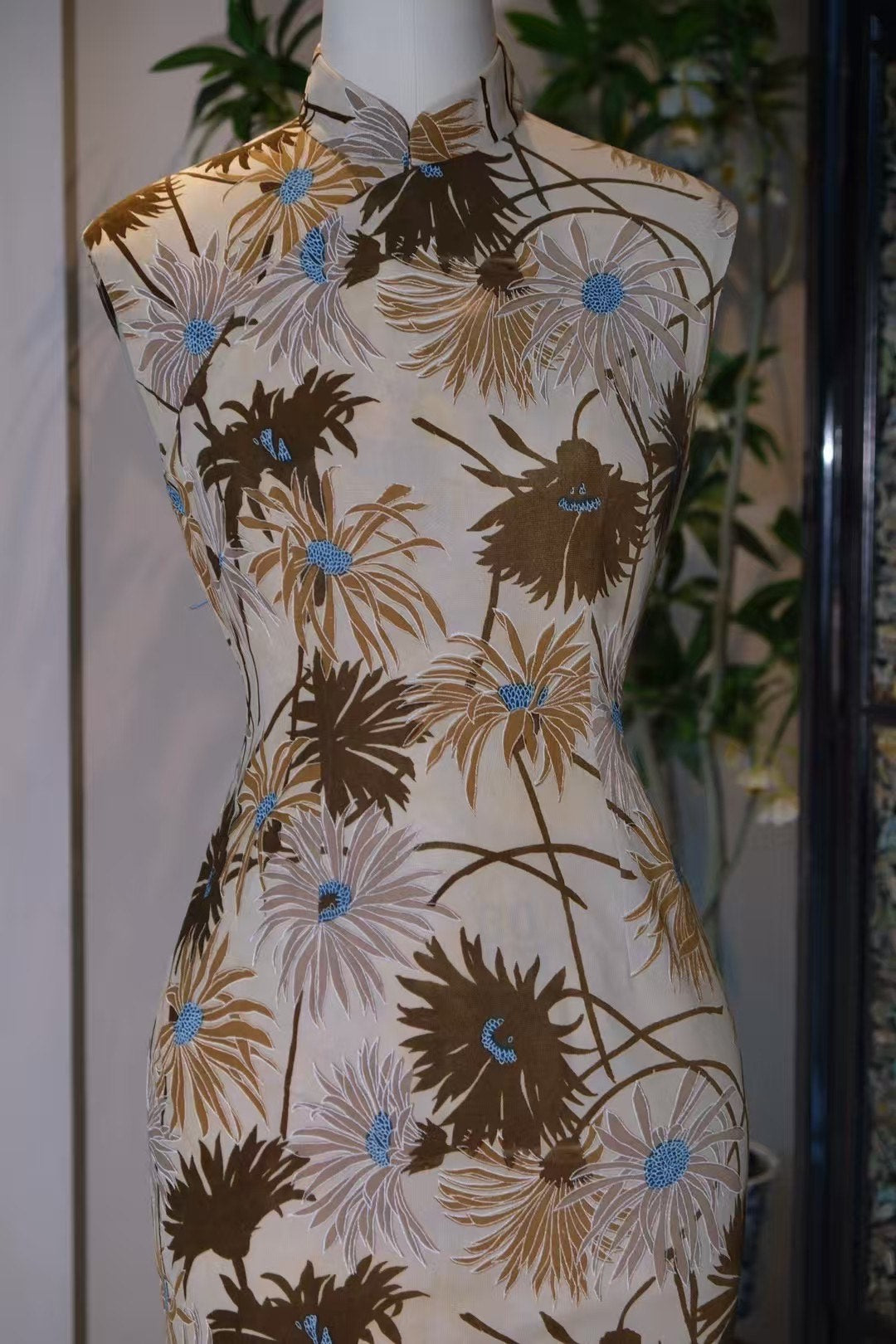 60年代 -【Vintage 1960s 花样年华·美拉德摩卡菊影】秋日绒毯上的靛蓝留白：港式复古风情无袖旗袍 | 1960s - 【Vintage 1960s In the Mood for Love · Maillard Mocha Chrysanthemum Shadow】Indigo Highlights on an Autumn Rug: Sleeveless Qipao of Hong Kong Retro Charm