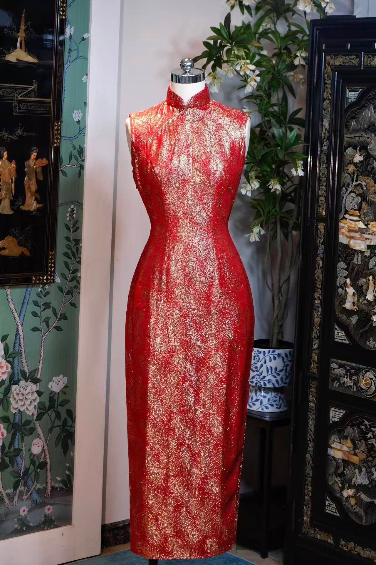 60年代 - 织金雀羽中国红旗袍：六十年代港工技艺的织物诗篇 | 1960s Weaving Gold & 1960sPhoenix Plumes: A Chinese Red Qipao — A Poetic Textile of 1960s Hong Kong Craftsmanship