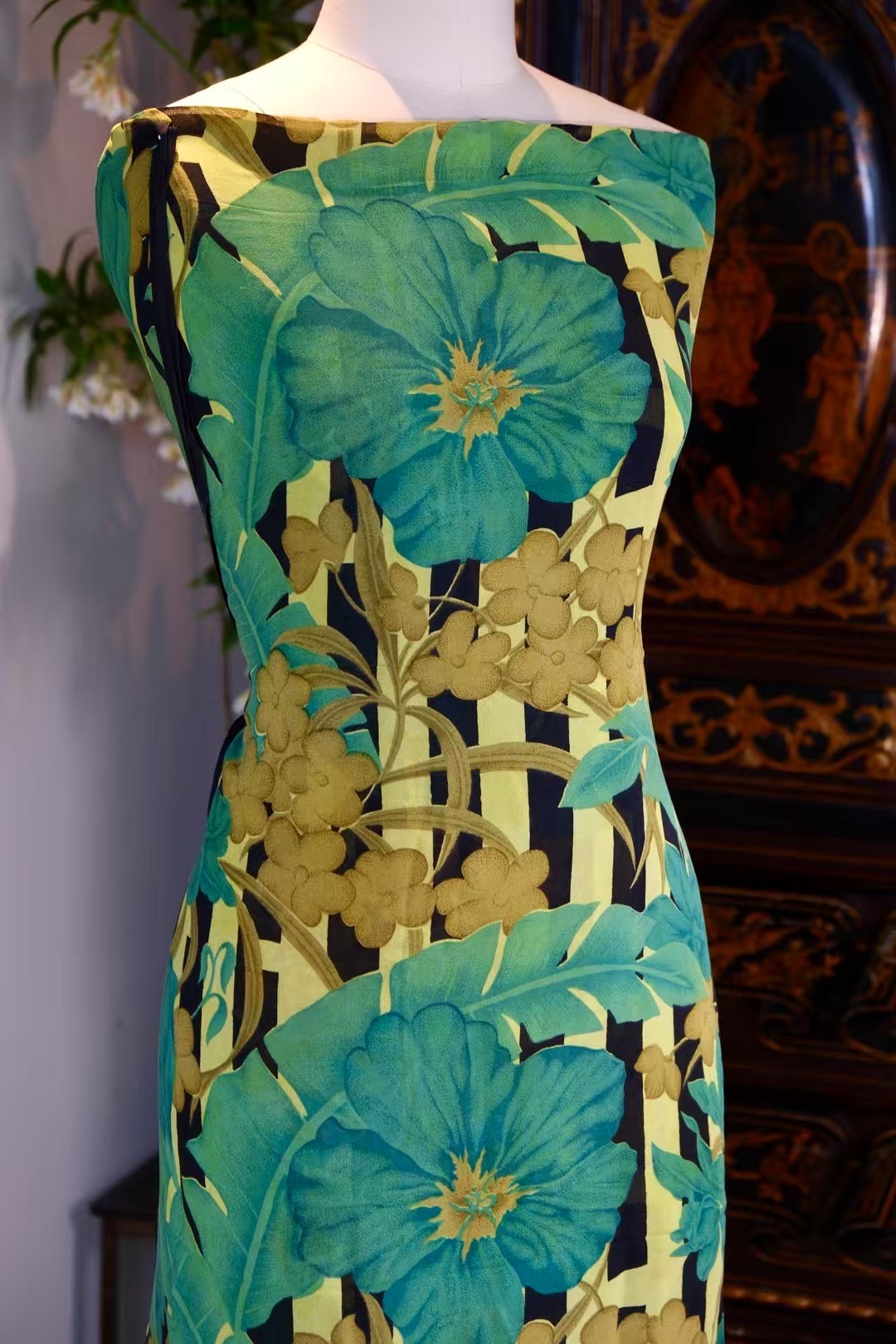 布料名 - 林间幻境：复古黑金条纹与热带碧玺繁花真丝绸缎 | Fabric Name - The Emerald Forest Mirage: Vintage Black & Gold Stripes with Tropical Tourmaline Floral Silk
