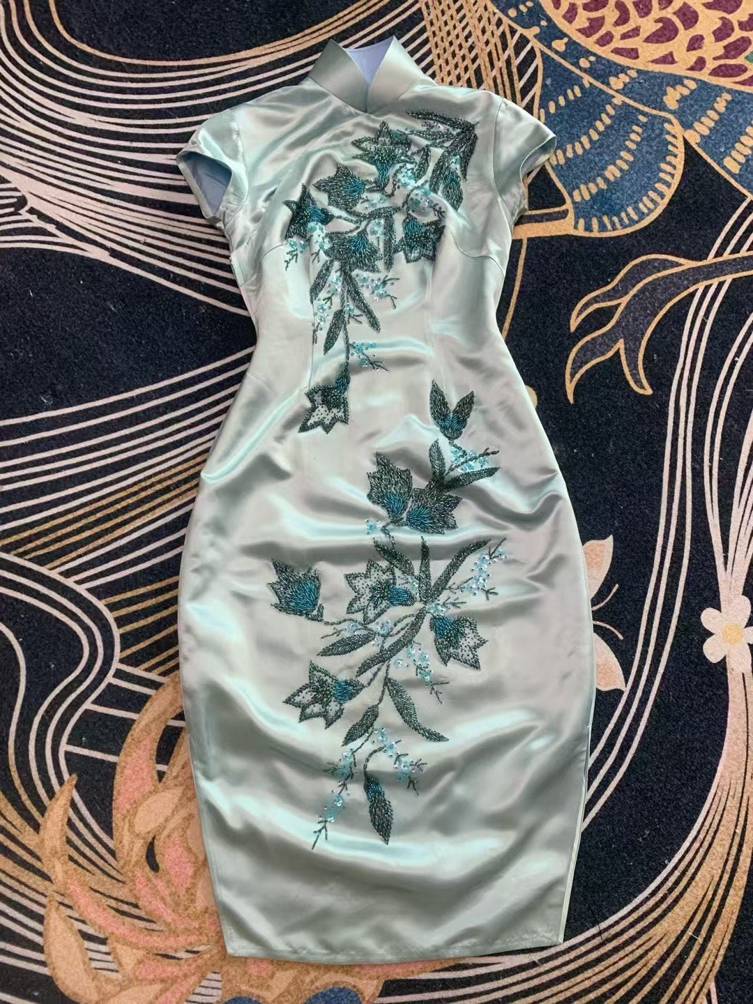 客订结缘 -《冰湖星辰 · 珠光宝气》—— 极致清冷高级，古董料钉珠冰萃蓝名媛礼服旗袍 | Customized Design - "Glacial Lake Stars · Jeweled Luminance" — The Exquisitely Cool, Beaded Ice-Blue Couture Socialite Qipao