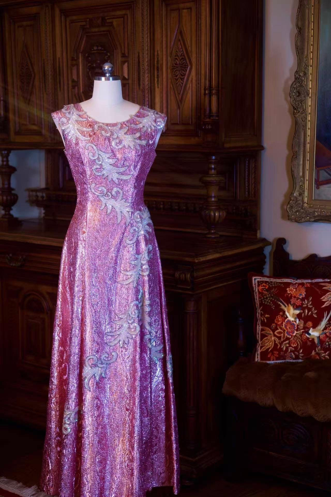 Vintage钉珠礼服 - 海上花列传：六十年代香港织金钉珠古董裙 | Vintage Beaded Dress - Flowers of the Haunted Sea: 1960s Hong Kong Vintage Gowns with Gold Brocade and Hand-Beading