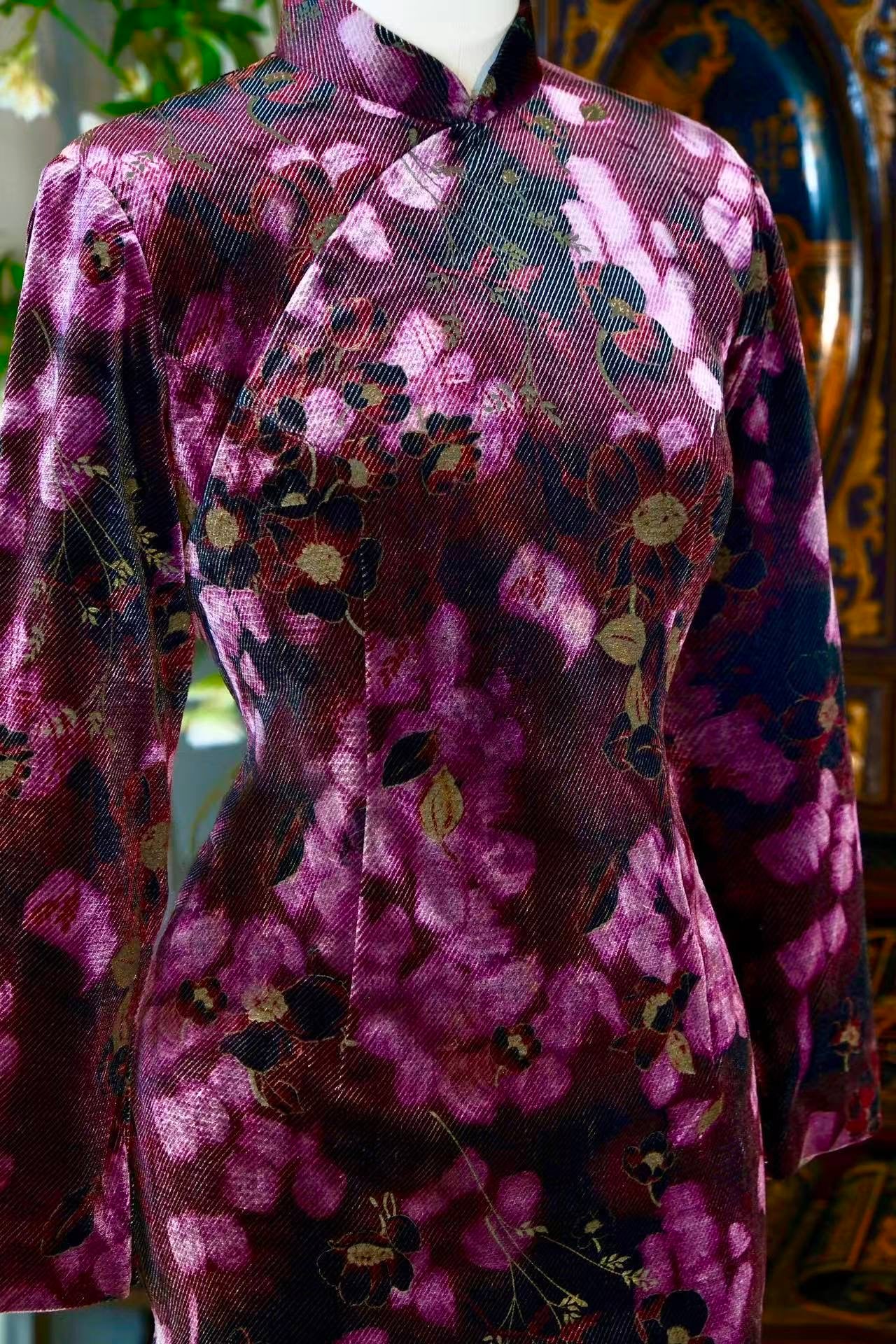 60年代 - 六十年代斜纹灯芯绒烫金印花古董旗袍：台湾古董衣的纹样美学与时代印记 | 1960s - 1960s Twill Corduroy Qipao with Gold-Foil Printing: The Motif Aesthetics and Historical Imprints of Taiwanese Vintage Fashion