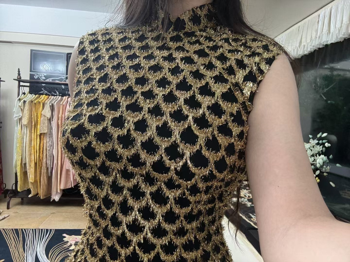 60年代 - 奢华鱼鳞纹：黑金流苏毛圈无袖旗袍 | 1960s - A Luxurious Black and Gold Tasselled/Looped Sequin-Scale Sleeveless Qipao/Cheongsam