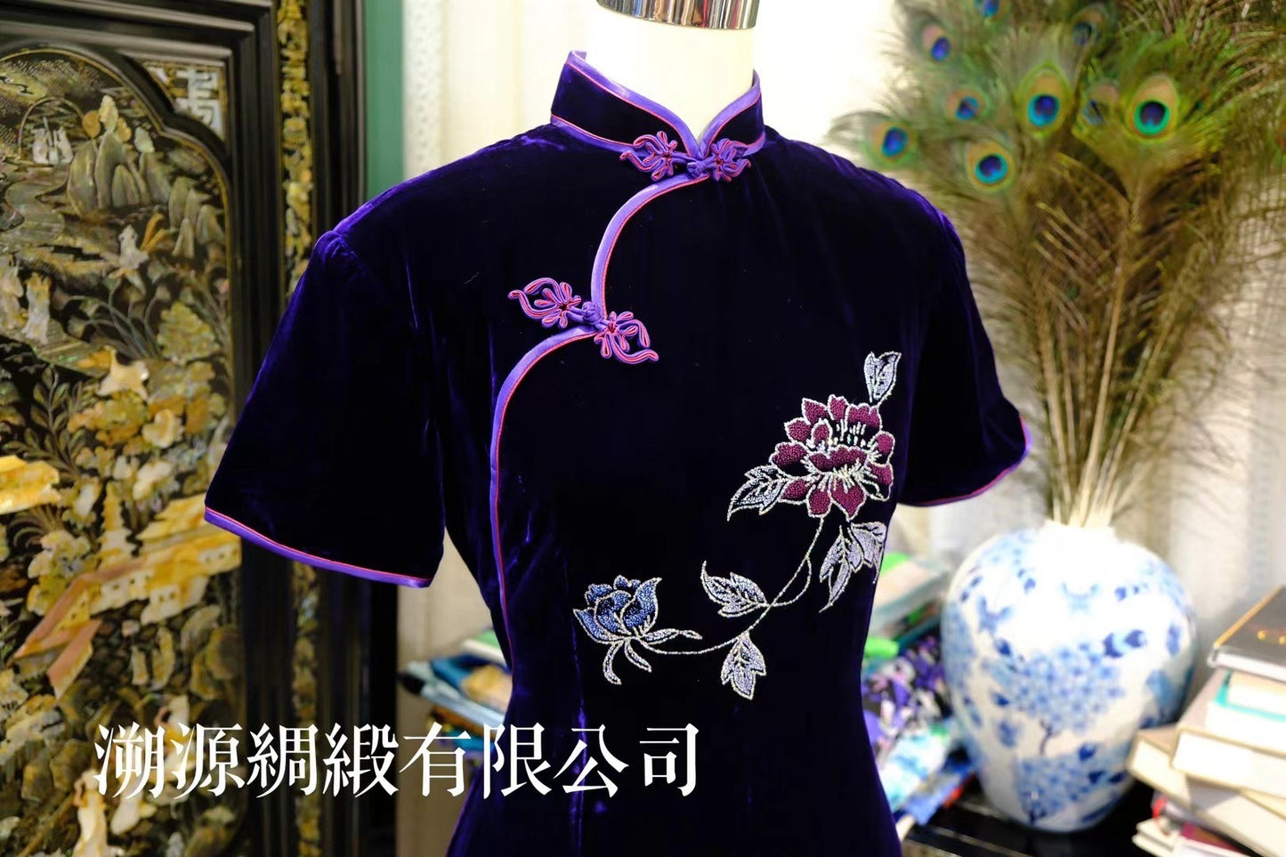 70年代 - 港风深紫色天鹅绒波浪琵琶襟手工盘扣烫金花卉古董旗袍：【紫夜幽兰】| 1970s - Hong Kong Style Dark Purple Velvet Wavy Pipa Placket Hand-Knot Button Gold-Foil Floral Antique Qipao: "Midnight Orchid"