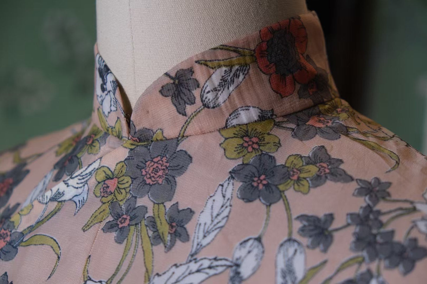 60年代 - 旧时光温婉：柔雾淡粉底色无袖旗袍，配莫兰迪色系手绘风花卉印花 | 1960s - Timeless Grace: Sleeveless Cheongsam in Muted Pink with Morandi-Palette Hand-Drawn Floral Print