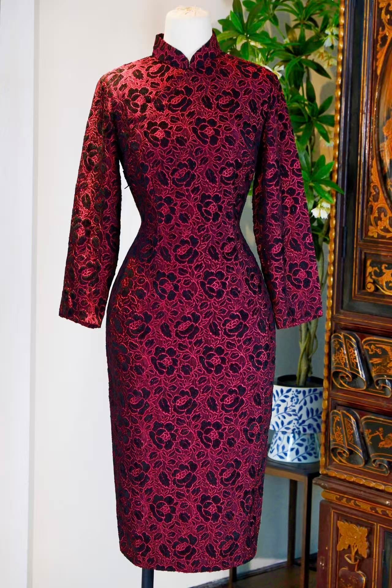 60年代 - 香港产玫瑰提花织金古董旗袍 | 1960s - A Vintage Hong Kong Cheongsam with Rose Jacquard and Gold Brocade
