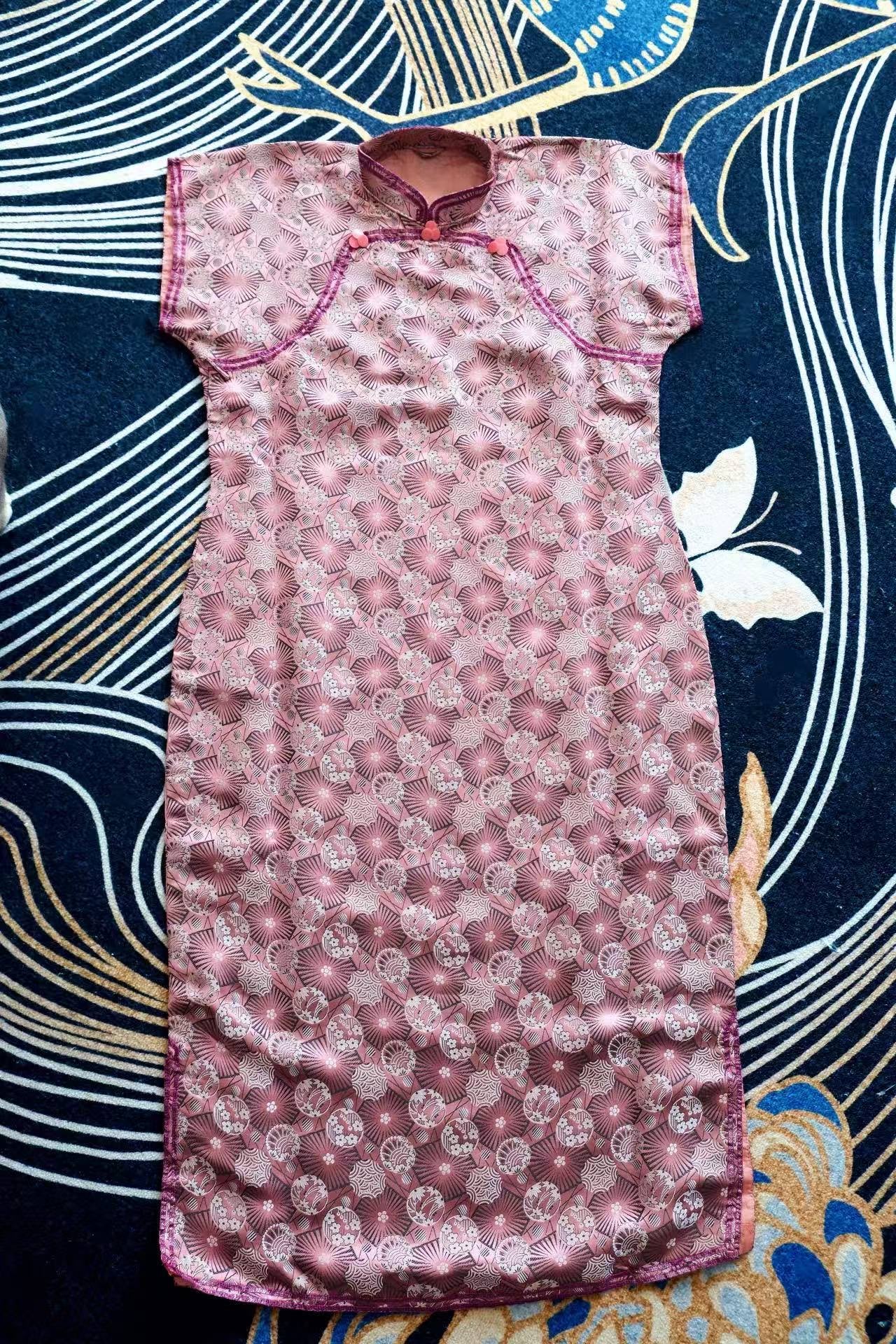 40年代 - 织锦缎双襟旗袍：一袭华彩中的东方织造史诗 | 1940s - Brocade Qipao with Double Bodice: An Epic of Oriental Weaving in Resplendent Silk