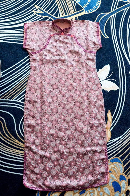 40年代 - 织锦缎双襟旗袍：一袭华彩中的东方织造史诗 | 1940s - Brocade Qipao with Double Bodice: An Epic of Oriental Weaving in Resplendent Silk