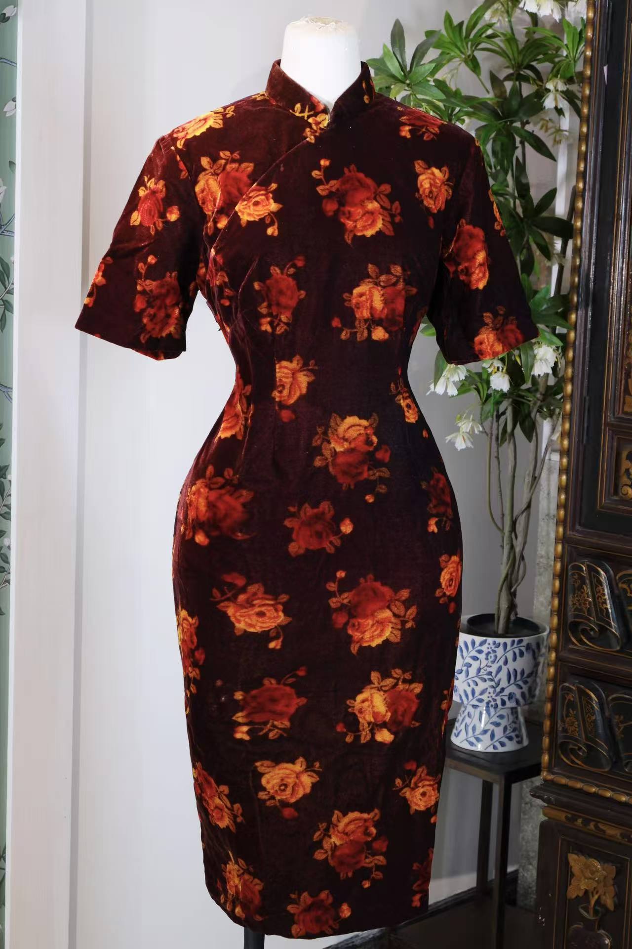 50年代 - 五十年代丝绒印花旗袍：岁月织就的东方诗篇| 1950s - 1950s Floral Velvet Qipao: An Oriental Poem Woven by Time