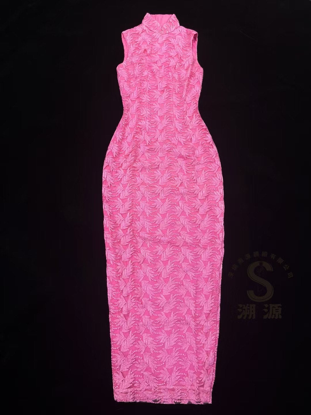 60年代 -【艳压群芳 • 霓虹粉立体叶纹蕾丝长款无袖古董旗袍】| 1960s - “Fuchsia Siren” - Floor-Length Antique Qipao with Vibrant Pink Three-Dimensional Leaf Lace and Sleeveless Design.