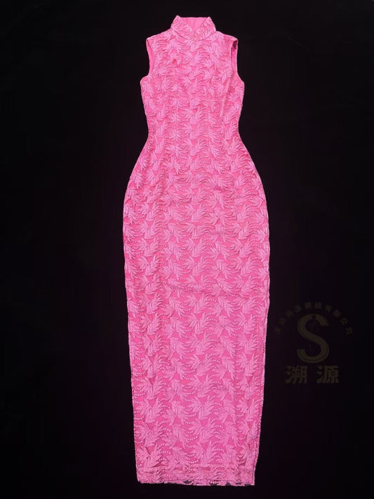 60年代 -【艳压群芳 • 霓虹粉立体叶纹蕾丝长款无袖古董旗袍】| 1960s - “Fuchsia Siren” - Floor-Length Antique Qipao with Vibrant Pink Three-Dimensional Leaf Lace and Sleeveless Design.