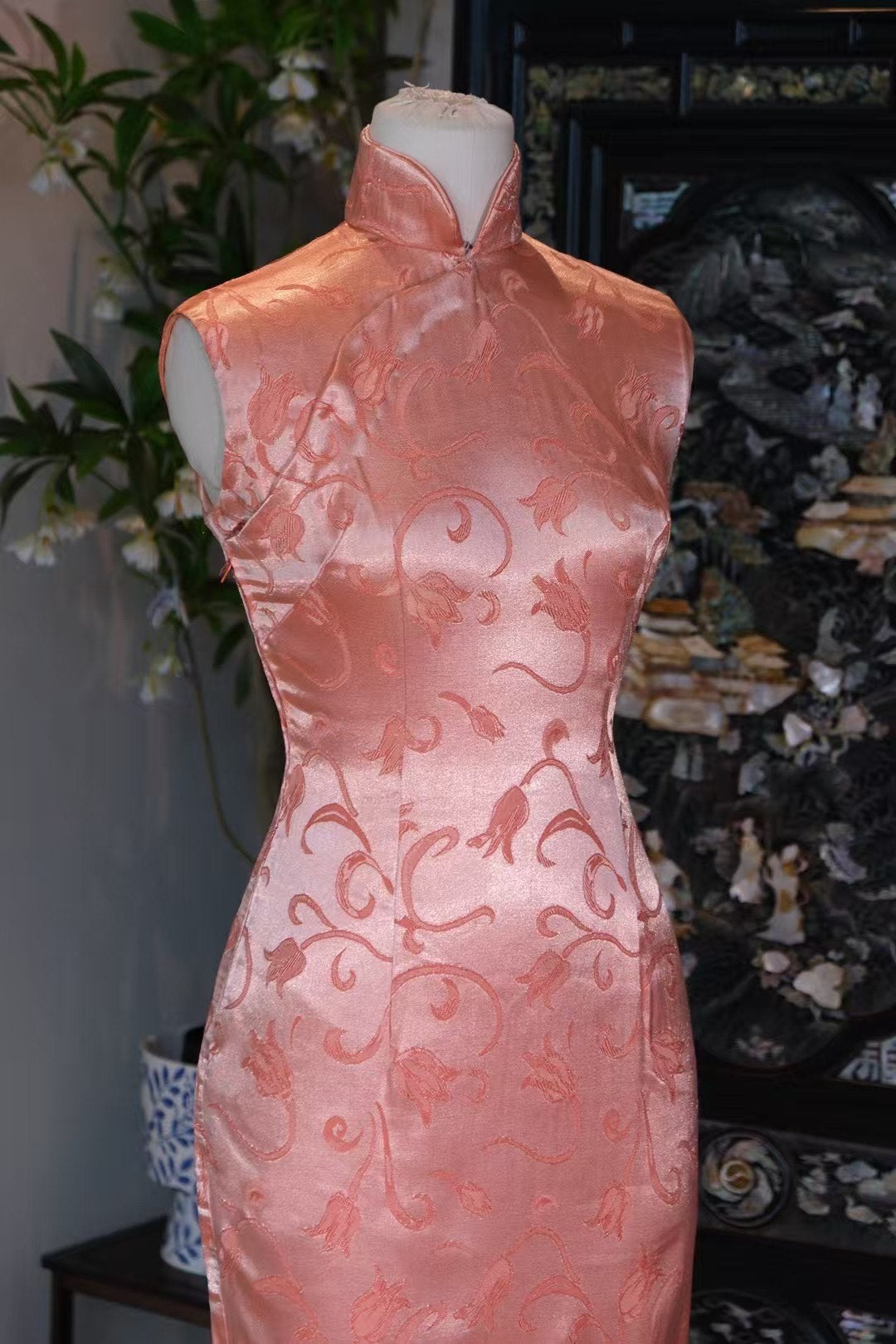 60年代 -《桃夭玉润 · 锦绣年华》—— 华丽光泽，提花暗纹的珊瑚粉无袖短款旗袍 | 1960s- "Peach Blossom Grace · Brocade Bloom Years" — The Lustrous, Jacquard-Woven Coral Pink Sleeveless Short Cheongsam