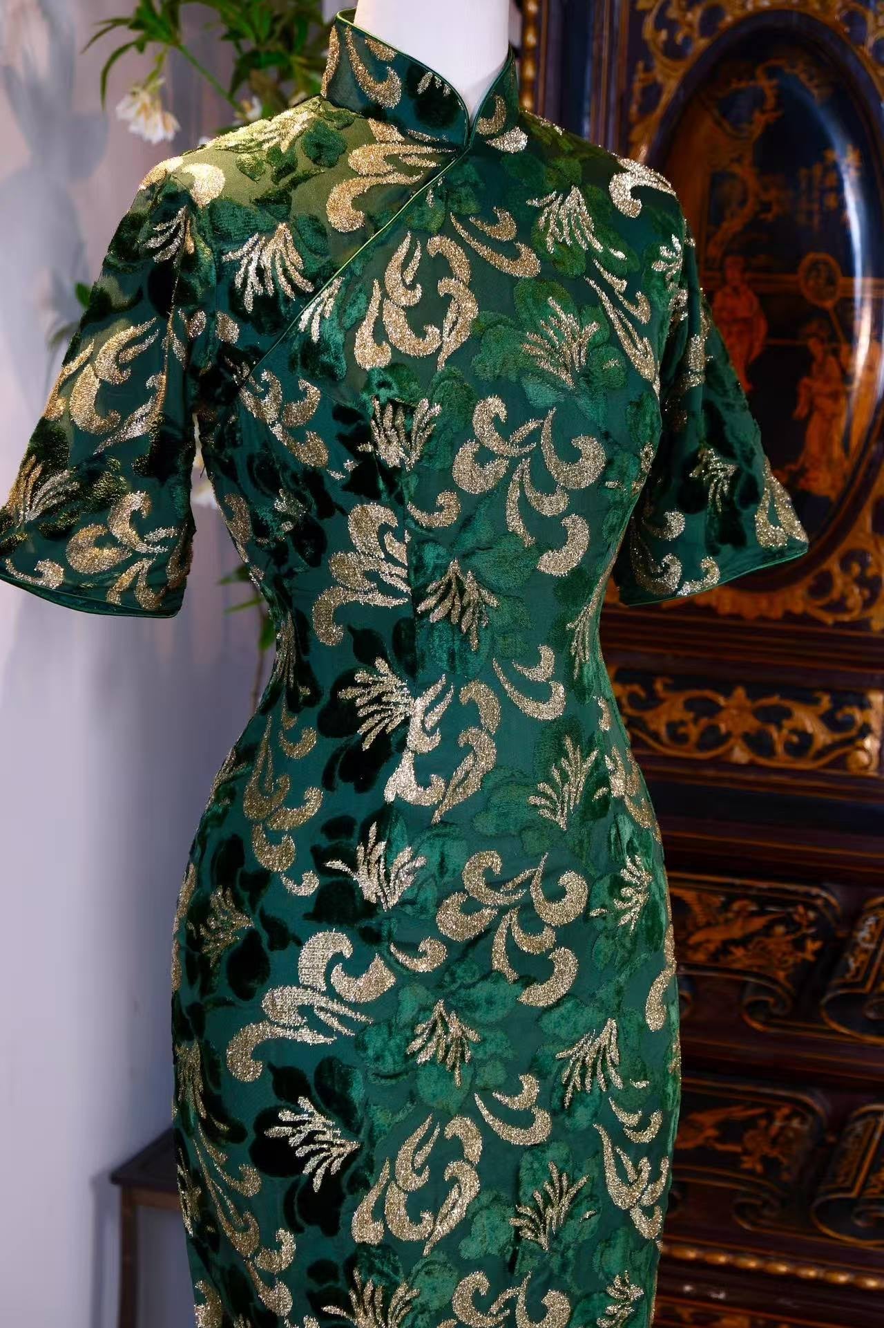 60年代 - 绿金流韵·六十年代香港制意大利织金烧花丝绒线香绲古董旗袍 | 1960s - Flowing Emerald & Gold: A 1960s Hong Kong Vintage Italian Devoré Gold Brocade Velvet Cheongsam with Incense-Stick Piping