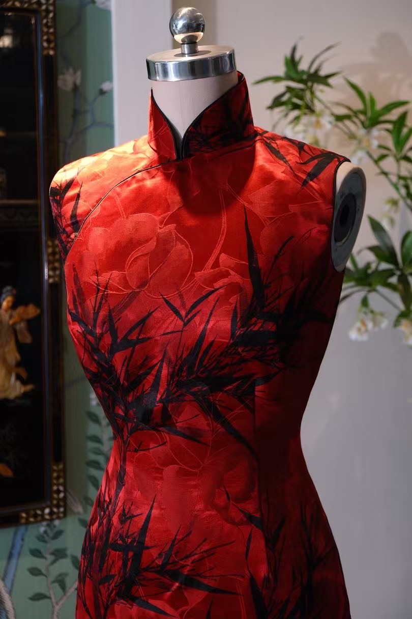 出售样衣 - 🎋 酒红暗花幽篁影 · 港工曳地长款无袖旗袍 | Sample Sale - 🎋 Crimson Brocade Shadow Bamboo · Hong Kong Atelier Floor-Length Qipao
