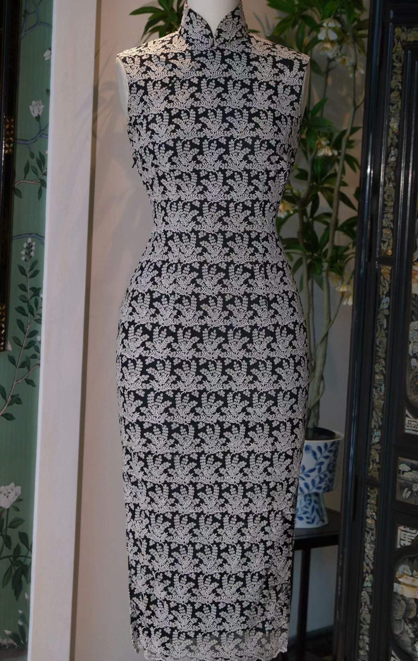 60年代 - 「墨纱为骨，蕾丝作绣」：六十年代机绣蕾丝抽象植物纹古董港式旗袍 / 1960s - "Ink Tulle & Lace Cipher": A 1960s Hong Kong Vintage Qipao with Machine-Embroidered Lace and Abstract Botanical Motifs