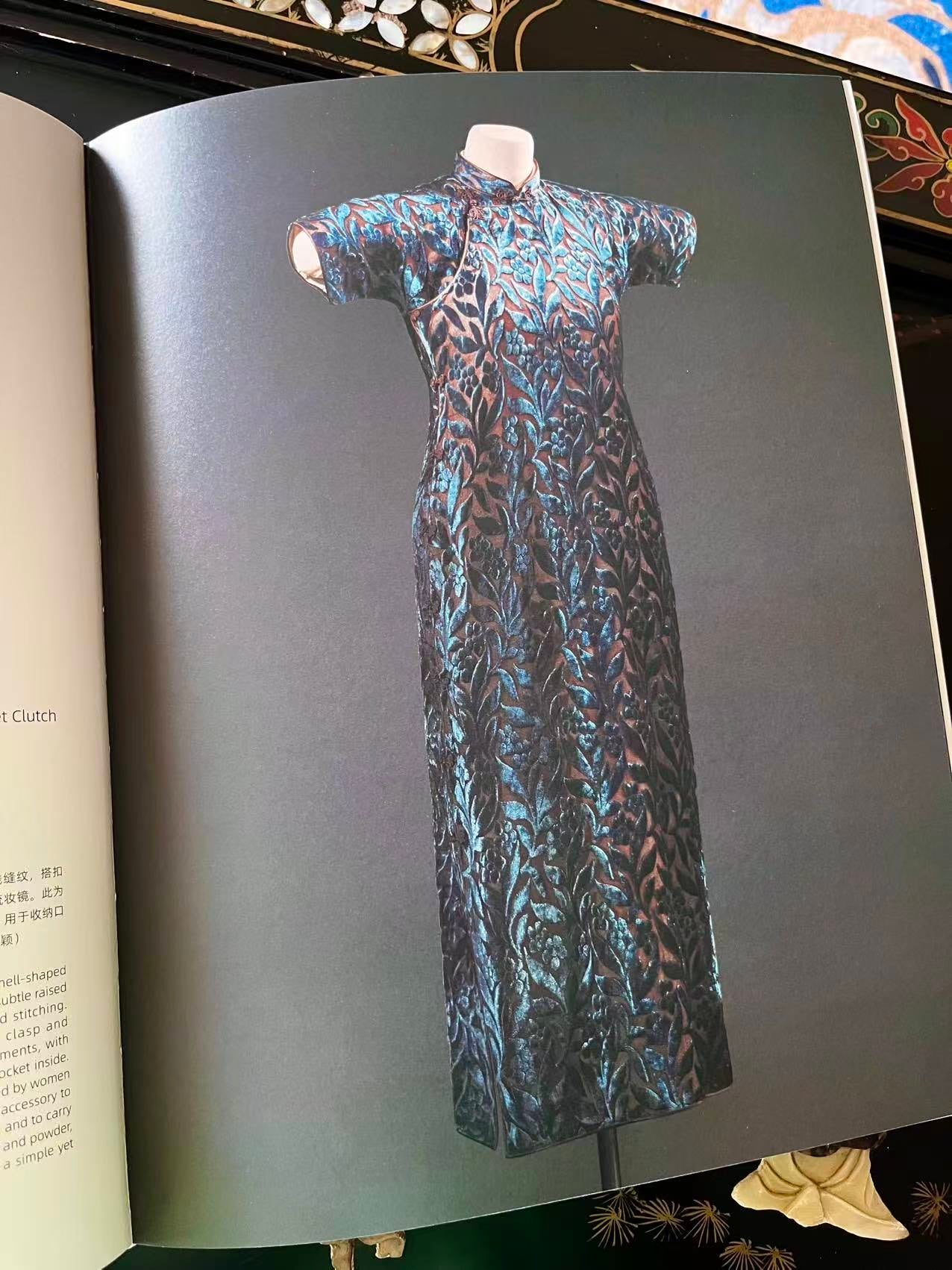 30年代 - 三十年代烧花丝绒旗袍：海派时尚与工艺的古董诗篇 | 1930s - 1930s Shanghai Antique Qipao: An Antique Poem of Fashion and Craftsmanship