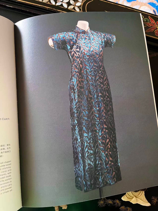 30年代 - 三十年代烧花丝绒旗袍：海派时尚与工艺的古董诗篇 | 1930s - 1930s Shanghai Antique Qipao: An Antique Poem of Fashion and Craftsmanship