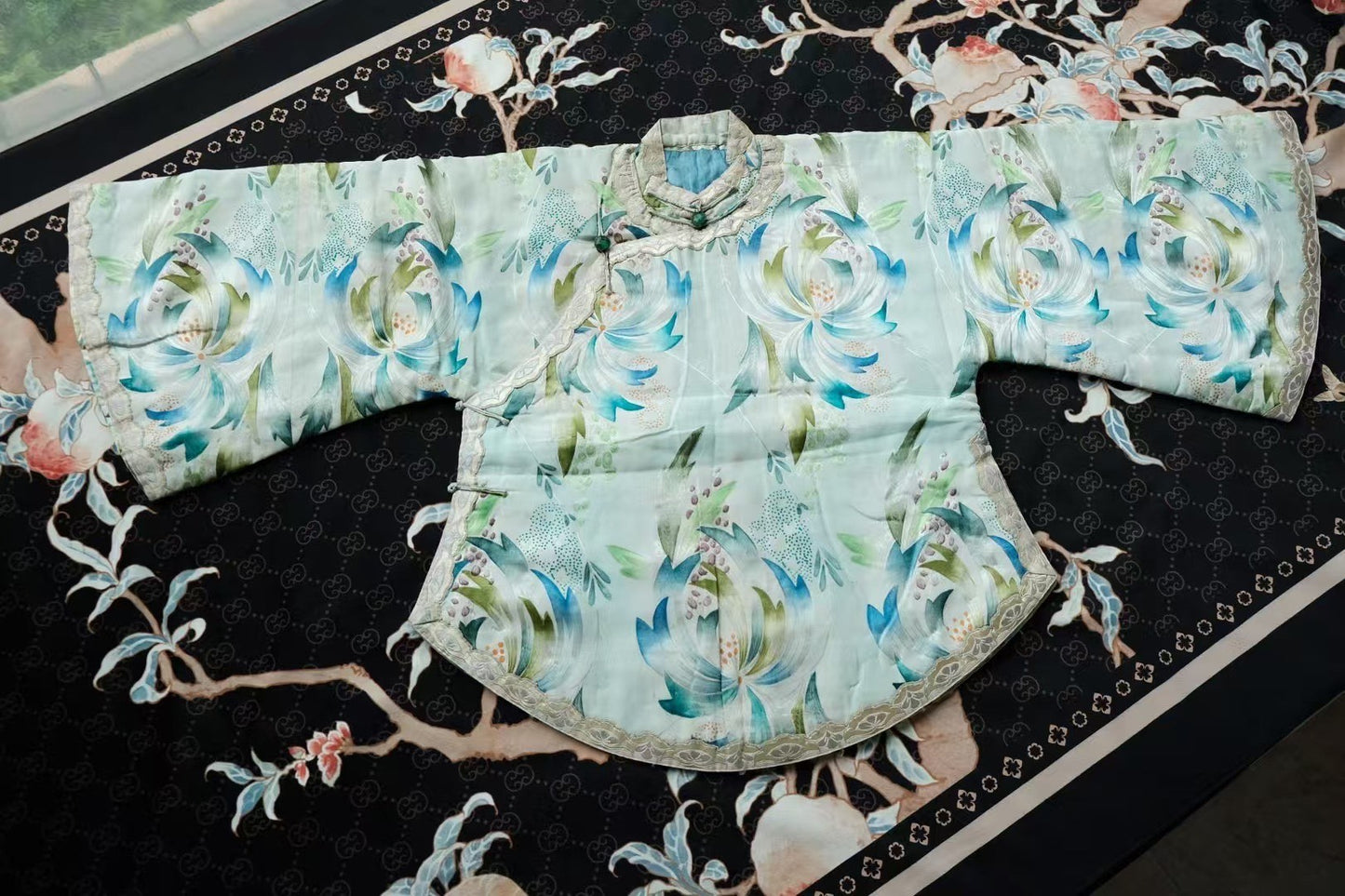 20年代 - ‘湖光春晓’·民国二十年代浅蓝地提花丝绸水墨晕染花卉圆摆花边倒大袖古董上衣 / 1920s - ‘Lake Spring Dawn’·1920s Republic-Era Light-Blue Jacquard Silk Floral Ink-Wash Print Peplum Antique Short Jacket/Top with Petal Cuffs