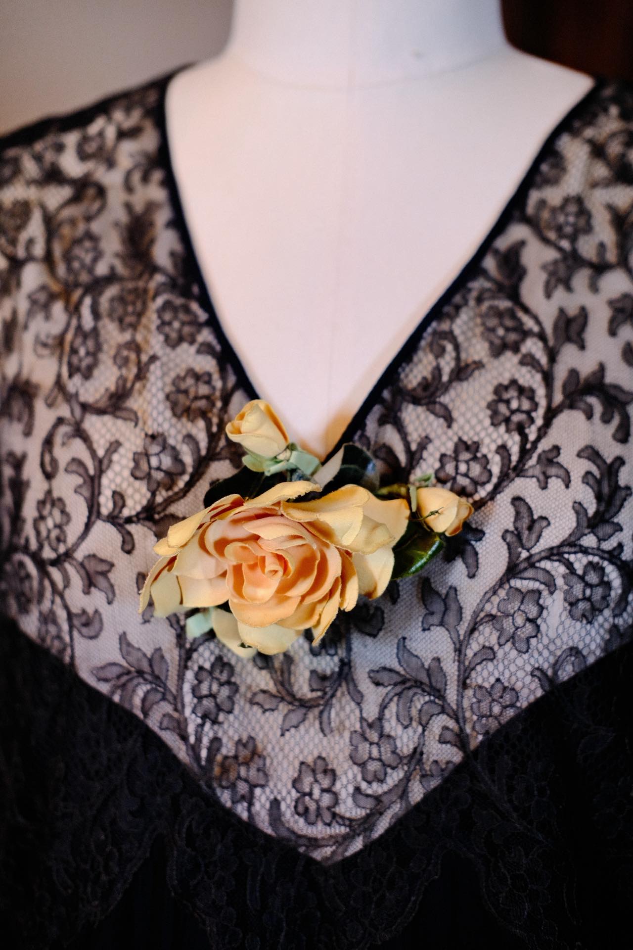 黑金夜曲：民国廿年真丝蕾丝Art Deco长裙与蔷薇私语_HY | Dark Gold Nocturne: A Republic of China Year 20 (1930s) Silk Lace Art Deco Long Dress and Whispering Roses_HY