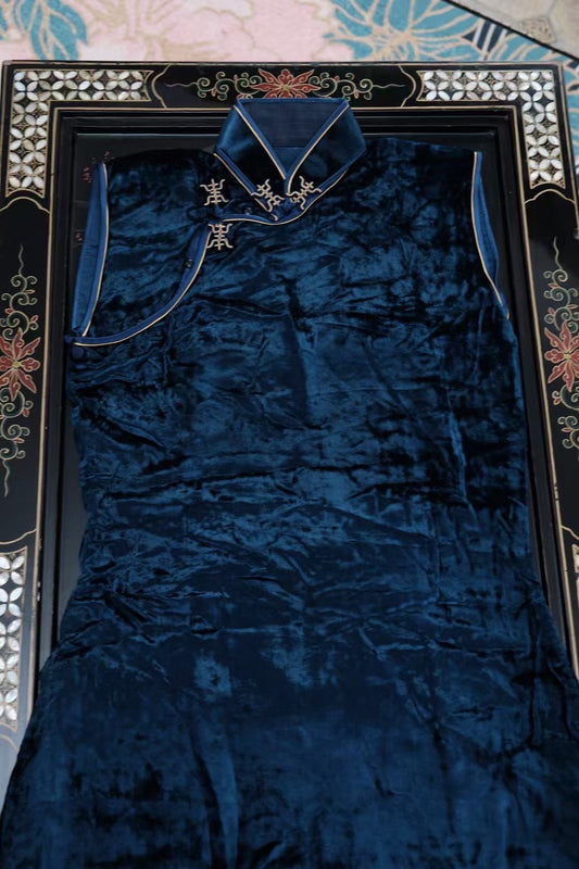 30年代:【藏青遗珍・复古华光】皇家蓝真丝天鹅绒寿字纹硬花扣复刻民国古董短旗袍 | 1930s: 【Midnight Blue Heritage・Retro Splendor】Royal Blue Silk Velvet "Shou" Knot Frog Buttons Replica of Republican Era Antique Short Qipao