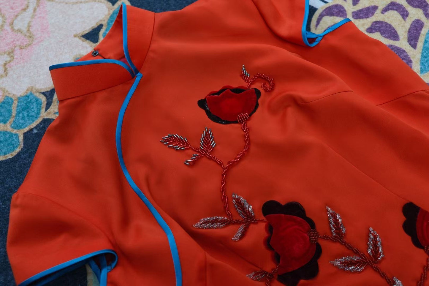 客订结缘 -《朱华曳影·碧缘凝香：刺绣花藤修身橘红缎面旗袍》| Customized Design - "Vermillion Splendor, Azure Edge: Embroidered Floral Vine Slim-Fit Cheongsam in Mandarin Orange Silk Satin"