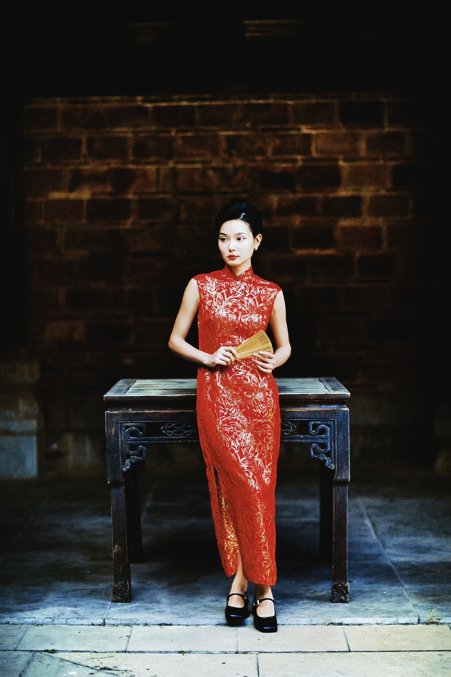 60年代 - 歌后风华・织金烟花缎面曳地・梁萍女士同款古董老旗袍 / 1960s - Diva's Splendor: Brocade Fireworks Satin Trail Qipao — As Worn by Legendary Singer Liang Ping