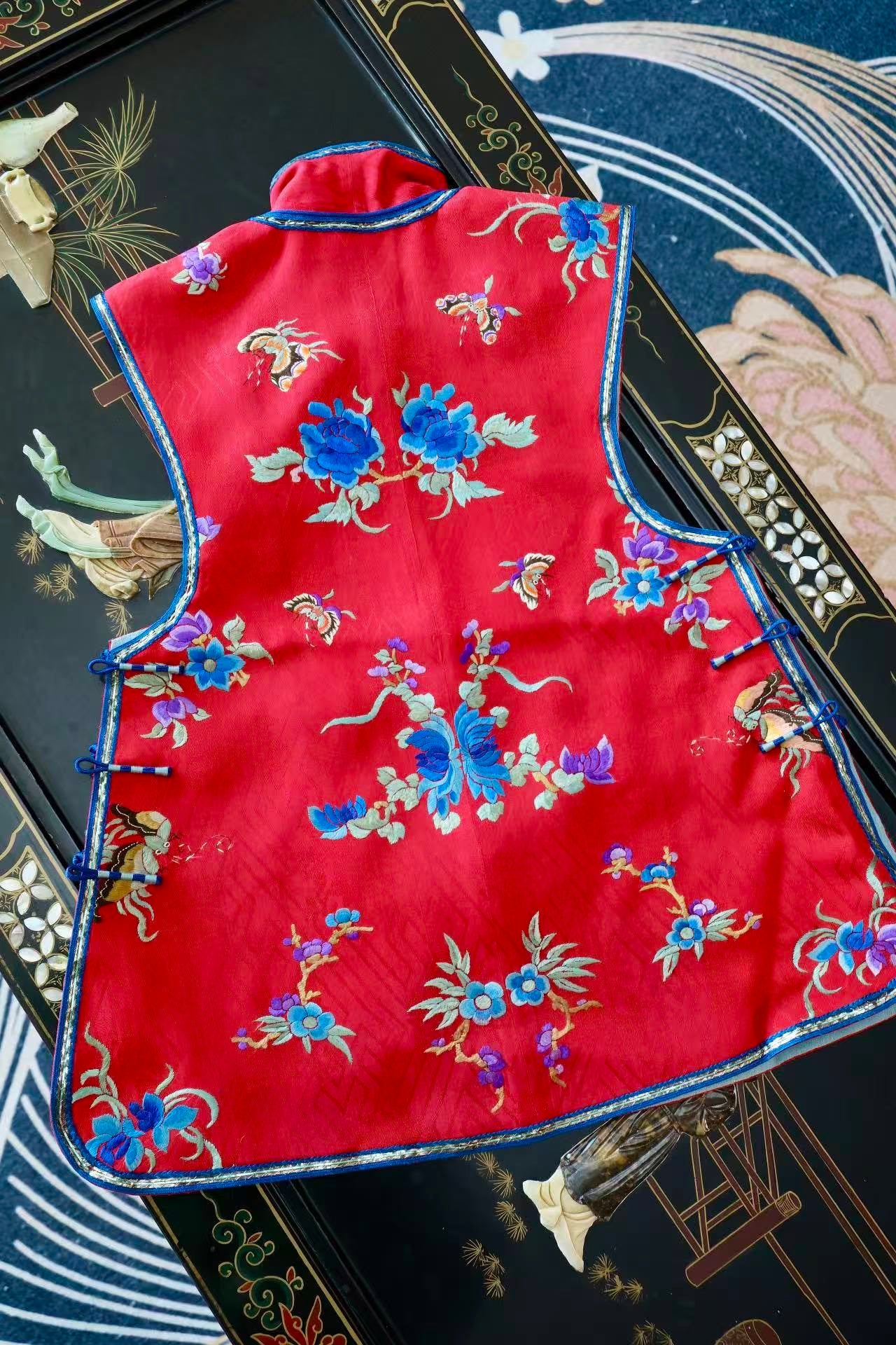 清末民初 - 红缎绣蝶恋花马甲：清末民初的闺阁遗珍 | The Late Qing and Early Republic - Red Satin Embroidered "Butterfly and Flower" Vest: A Boudoir Legacy from the Late Qing and Early Republic