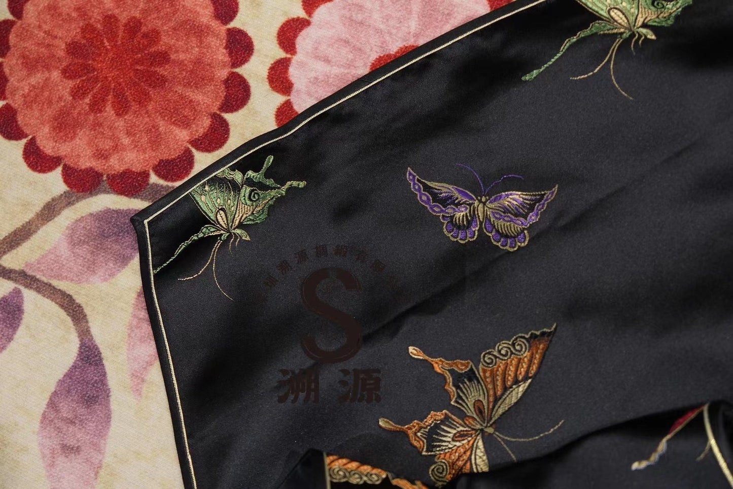 客定结缘 -【Vintage 夜宴霓裳·彩绣蝶舞】珍稀古董料真丝刺绣旗袍 | Customized Design - 【Vintage Midnight Banquet · Embroidered Butterfly Dance】Rare Antique Fabric Silk Qipao