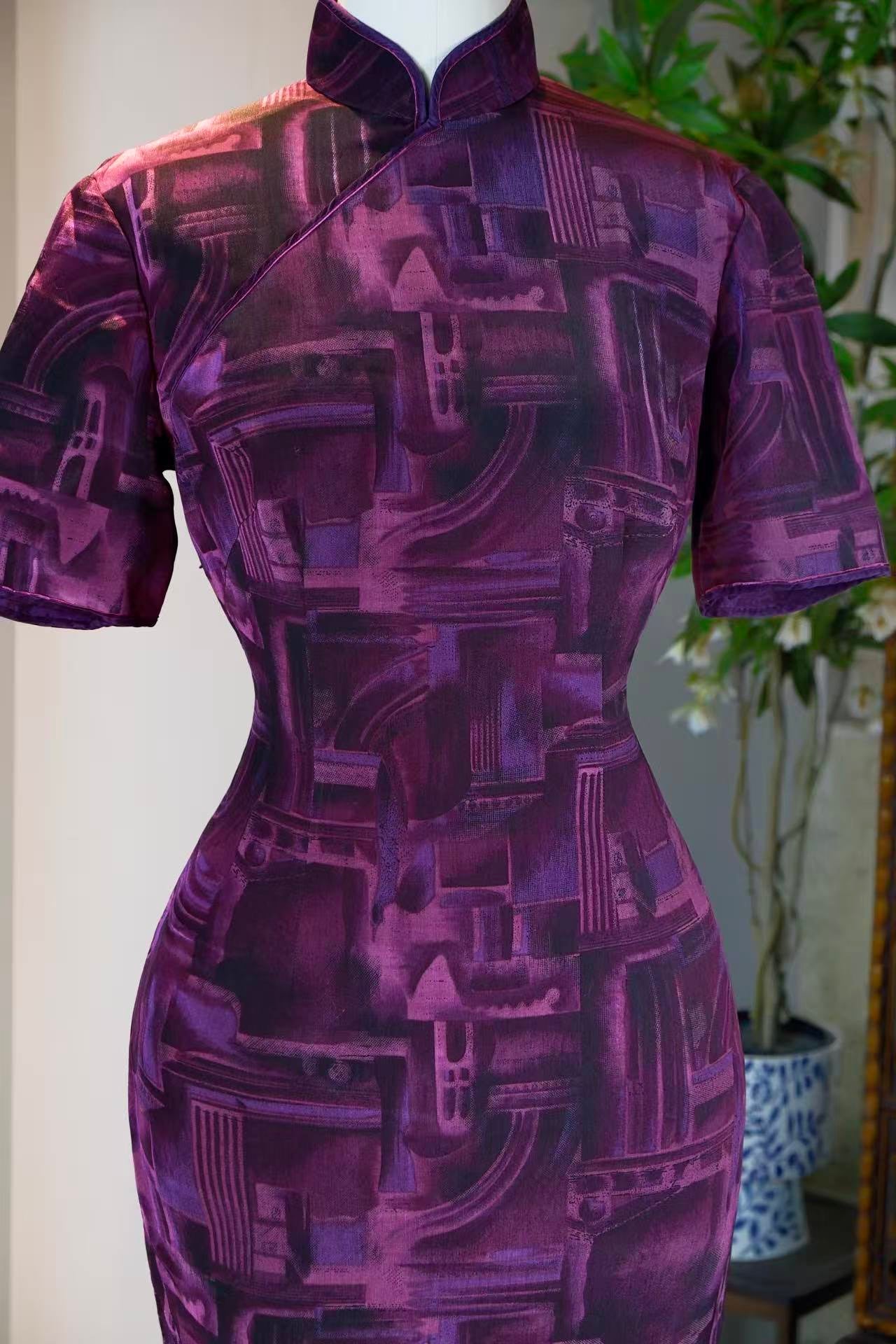 60年代 - 紫阙迷踪：六十年代香港抽象旗袍的都市诗学 | 1960s - Purple Palace Enigma: The Urban Poetics of 1960s Hong Kong Abstract Qipao
