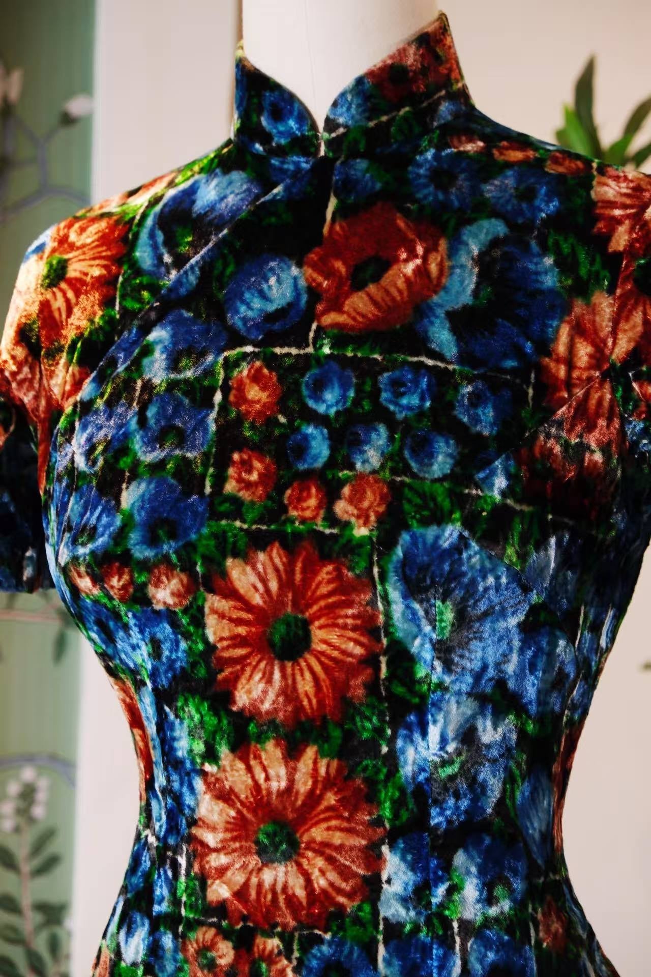 60年代 - 手绘水彩装饰艺术金丝绒台湾产古董旗袍 | 1960s - A Vintage 1960s Taiwanese Cheongsam in Hand-Painted Art Deco Velvet