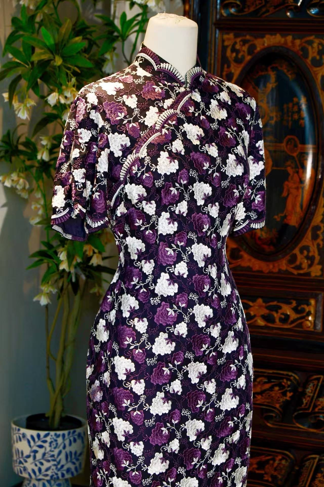 60年代 - 法国进口葡萄紫刺绣蕾丝台湾产古董旗袍 | 1960s - A Vintage 1960s Taiwanese Cheongsam with French Grape-Purple Embroidered Lace