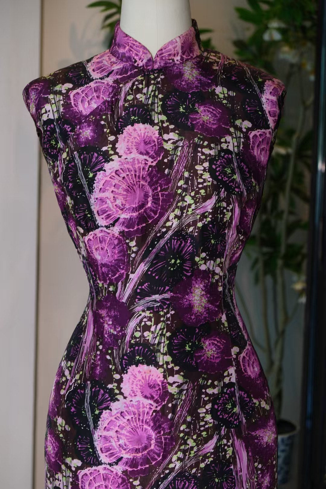 50年代 -  《午夜紫罗兰 》—— 奢华深紫底，绚烂绽放的复古印花旗袍  | 1950s - "Midnight Violet " — The Luxurious Deep Purple-Base, Exuberantly Blooming Vintage Print Cheongsam