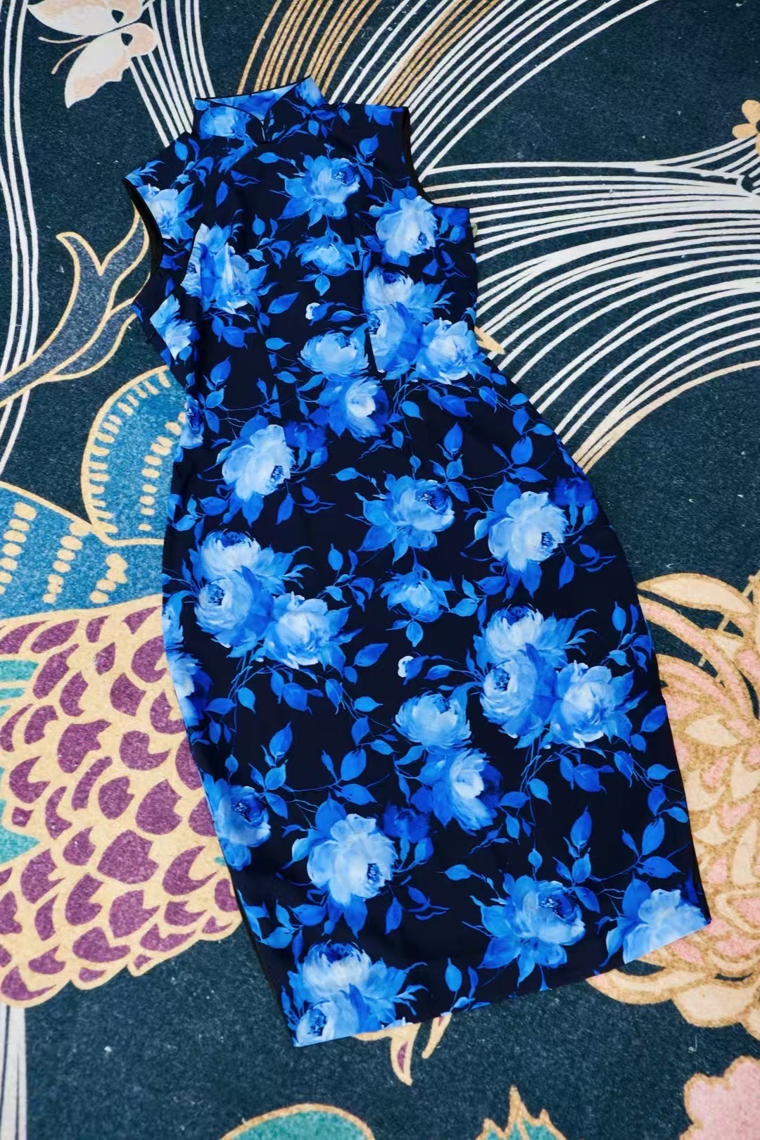 客定结缘 -【夜幕幽蓝·青花瓷韵·水墨玫瑰旗袍】| Customized Design - 【Midnight Serenity · Porcelain Blue Echo · Ink Rose Qipao】