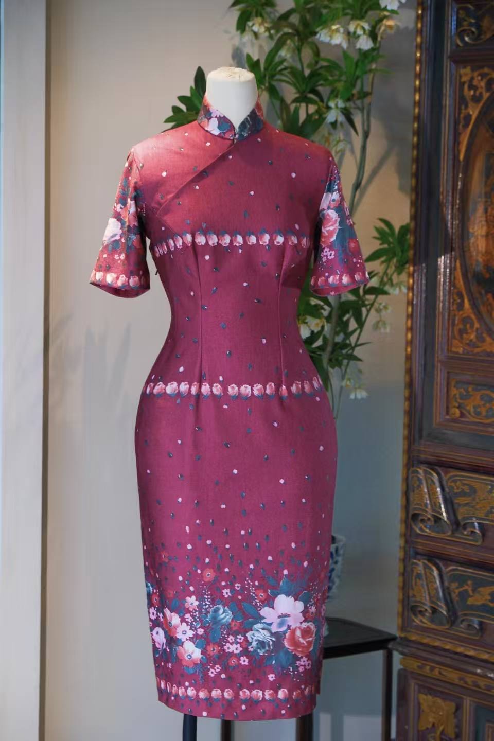 60年代 - 台湾产玫瑰色针织精仿羊毛印花玫瑰古董旗袍 | 1960s - A Vintage 1960s Taiwanese Cheongsam in Rose-Red Knitted Fine Wool with Rose Print