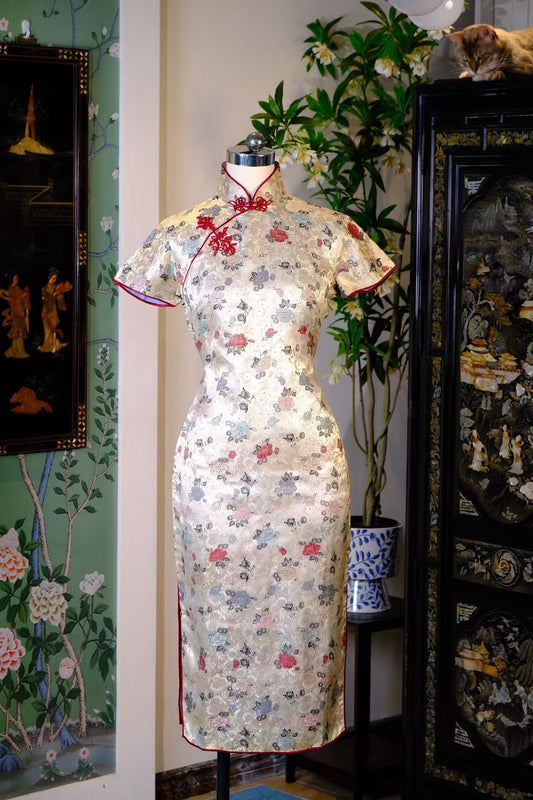 50年代 -【银台玉露】50年代高级感折枝菊花织锦缎 复古港式硬花盘扣旗袍 | 1950s - 【Silver Dew Chrysanthemum】Vintage 50s Luxurious Silk Brocade Qipao with Exquisite Floral Hard Frog Button